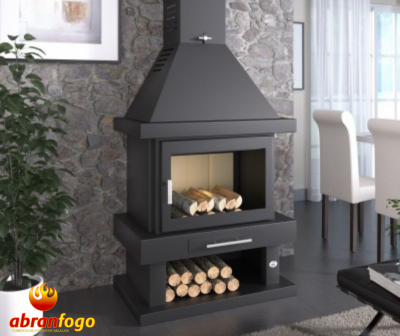 Lareira moderna preta com porta de vidro sobre parede de pedra numa sala com mobília branca e cinza