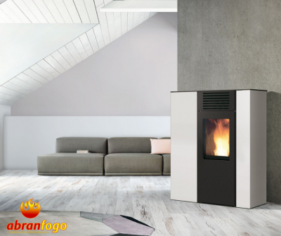 Lareira a pellets branco e preto numa sala moderna com sofá cinza e chão de madeira claro