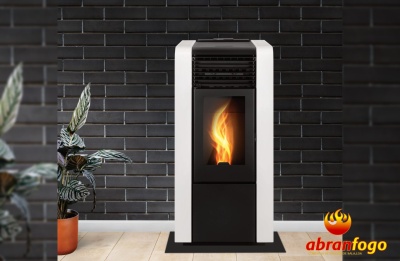 Lareira moderna preta e branca com chama visível contra parede de tijolos pretos