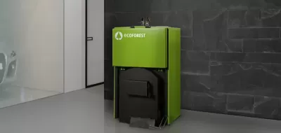 Caldeira metálica verde e preta ECOFOREST num espaço interior com chão e parede cinzentos