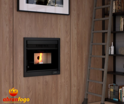 Lareira a pellet embutida numa parede de madeira clara com chama visível ao lado de estante e escada cinzenta