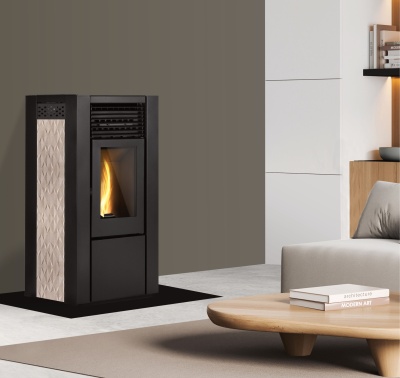 Lareira preta com vidro frontal e revestimento lateral texturizado numa sala moderna com sofá e mesa de madeira