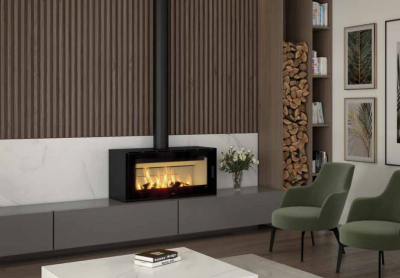 Lareira preta embutida com madeira e decoração em sala