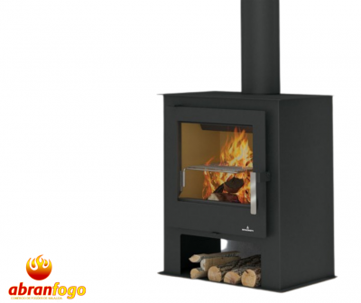 Estufa metálica preta para fogão a lenha com vidro frontal e lenha armazenada em compartimento inferior