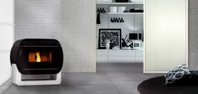 Lareira preta e branca com chama num ambiente interior minimalista.