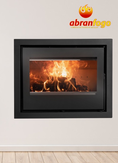 Lareira de parede preta com fogo aceso em vidro frontal