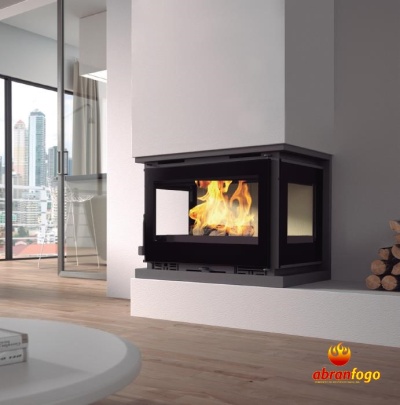Lareira embutida de vidro preto com chama visível numa sala moderna