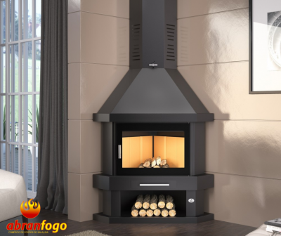 Lareira moderna preta com lenha numa sala com paredes bege e janela grande