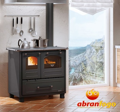 Fogão a lenha preto em cozinha com vista panorâmica