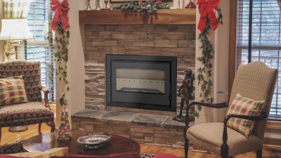 Lareira com decoração natalícia e cadeiras com padrão xadrez numa sala