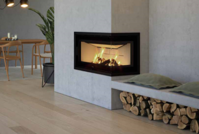 Lareira de canto embutida com fogo, banco com almofadas e madeira armazenada