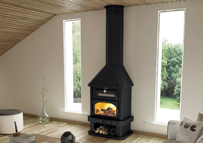 Lareira preta contemporânea com forno e fogo visível num ambiente interior moderno com chão de madeira