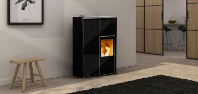 Lareira moderna preta com vidro mostrando chama, banquinho de madeira clara e tapete preto em sala