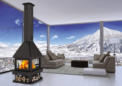 Lareira preta moderna com vidro em sala ampla e montanhas nevadas ao fundo.