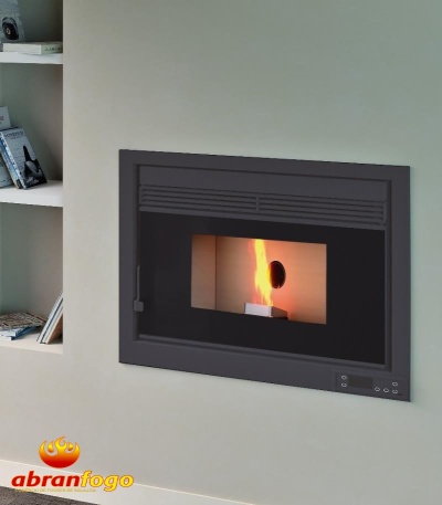Lareira embutida metálica preta com chama, em parede branca junto a estante