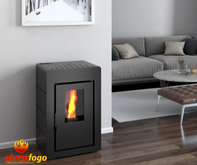Lareira a pellet preta com chama visível num ambiente moderno
