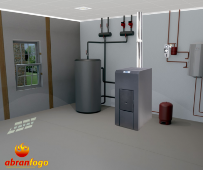 Sala técnica com caldeira, depósito, tubagem e janela