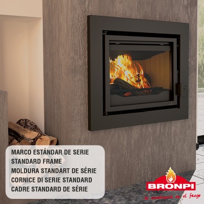 Lareira embutida preta com fogo visível e troncos ao lado