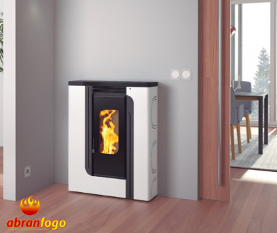 Salamandra pellet branca com porta preta e chama visível numa sala moderna
