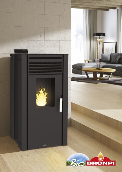 Estufa de pellets preta com janela de vidro e chama, em sala moderna de madeira clara