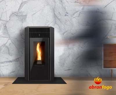 Lareira a pellet preta com chama, parede cinza texturada, chão de madeira clara, móvel de madeira à direita