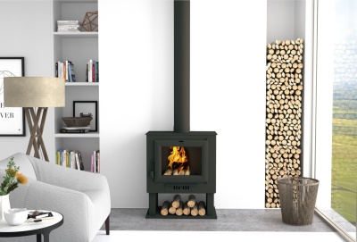 Caminho de ferro preto com fogo aceso e armazenamento de lenha em sala moderna