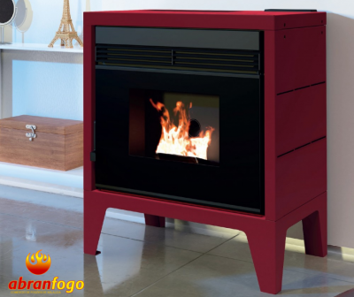 Lareira vermelha em metal com fogo visível numa sala moderna