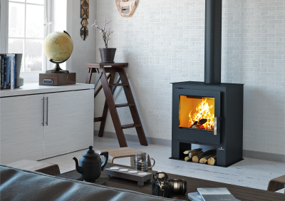 Lareira a lenha preto com fogo visível numa sala moderna com parede branca e móveis variados.