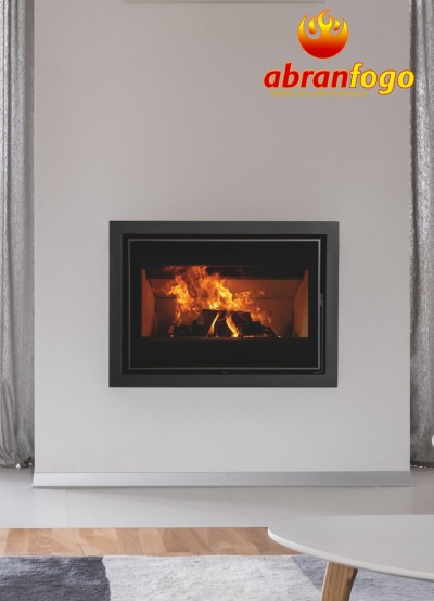 Lareira moderna embutida com fogo e logo ABRANFOGO