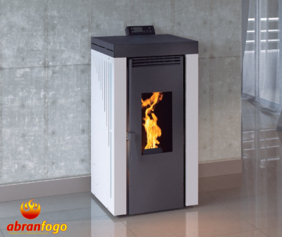 Lareira moderna com porta de vidro e chama visível, parede cinzenta e chão brilhante