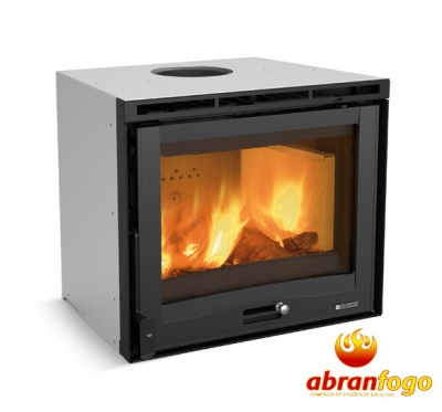 Lareira embutida metálica com fogo visível e logo abranfogo