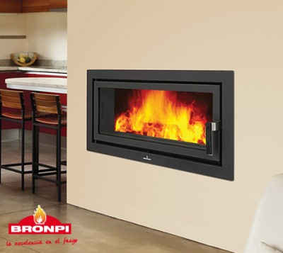 Lareira a lenha embutida com fogo visível em parede interior