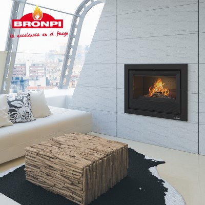 Lareira embutida da Bronpi com fogo numa sala moderna com sofá branco e mesa rústica