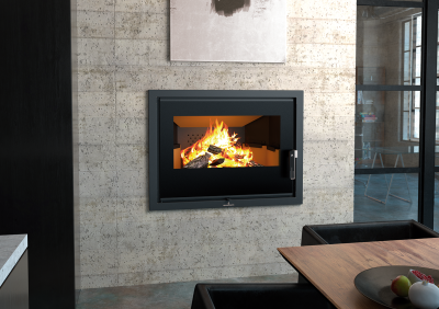 Lareira embutida preta com fogo aceso numa sala moderna