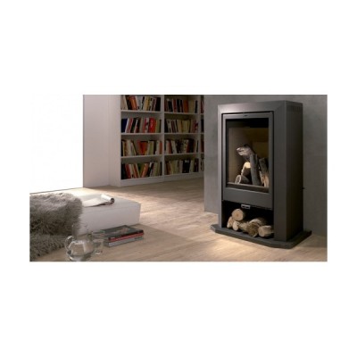 Lareira moderna preta com vidro frontal numa sala com chão de madeira e sofá branco