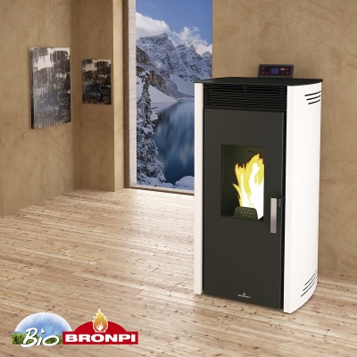 Estufa de pellets branca com porta negra e fogo visível, interior com chão de madeira clara e parede bege, decoração e vista para montanha nevada