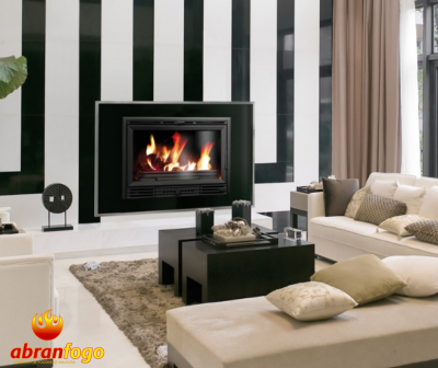 Sala de estar moderna com lareira embutida e mobília bege e preta