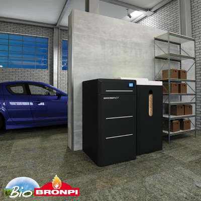 Caldeira preta Bronpi com painel digital azul numa garagem com parede cinza e carro azul