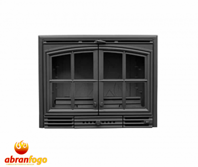 Lareira a lenha de metal preto com portas de vidro e grades, com logótipo abranfogo