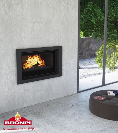 Lareira embutida preta ligada numa parede cinza interior com vista para jardim