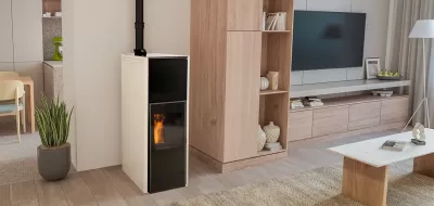 Lareira moderna a funcionar numa sala de estar com móveis de madeira clara e televisão