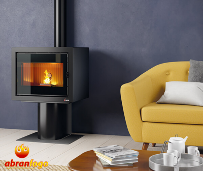 Lareira Abranfogo moderna com vidro e fogo, sofá amarelo, mesa de madeira com livros e chá numa sala com parede cinzenta