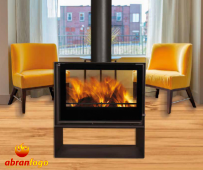 Lareira moderna a lenha entre duas cadeiras amarelas num ambiente com chão de madeira