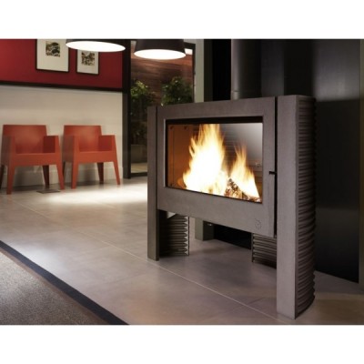 Lareira metálica cinza com fogo e cadeiras laranja num interior moderno