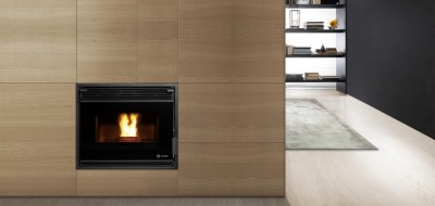 Lareira embutida em parede de madeira clara com fogo visível e moldura preta