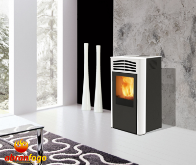 Lareira moderna preta com detalhe branco e fogo visível em sala com chão branco e parede cinzenta