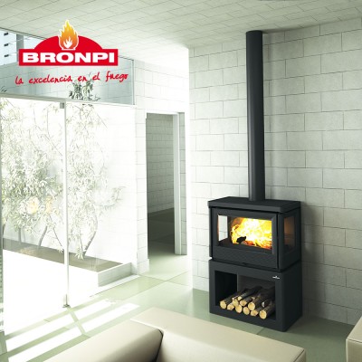 Salamandra Bronpi preta com fogo aceso e madeira na parte inferior num ambiente claro