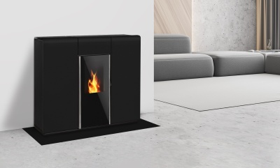 Estufa de pellets preta com chama visível num ambiente moderno cinzento e branco