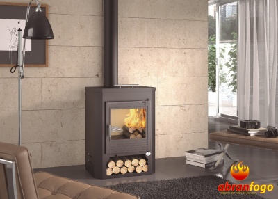 Lareira a lenha preta com fogo e armazenamento de lenha