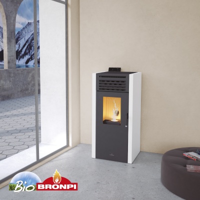 Lareira pellet branco e preto com fogo visível numa sala moderna junto a janela grande